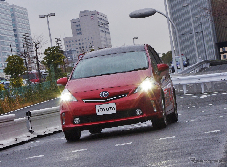 4月以降に型式指定を受ける新車は、JC08モードでの燃費表示が義務づけられる（4月発売のプリウスのミニバン）