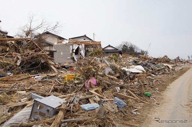 東日本大震災 被災者に物資を配る大阪泉南市の市議