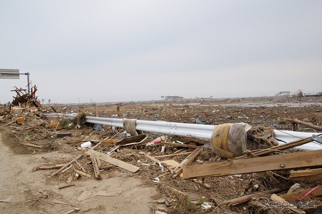 東日本大震災 被災者に物資を配る大阪泉南市の市議