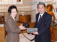 寄贈式のようす（左：日本カメラ博物館の森山館長/右：コダックの松浦社長） 寄贈式のようす（左：日本カメラ博物館の森山館長/右：コダックの松浦社長）