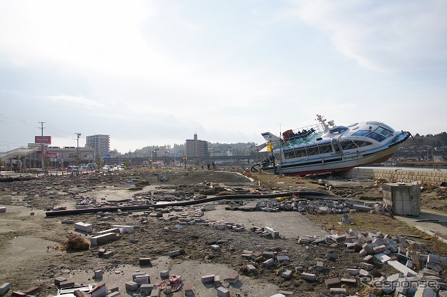 東日本大震災 塩釜…海の水があふれ、周囲に流れ出した