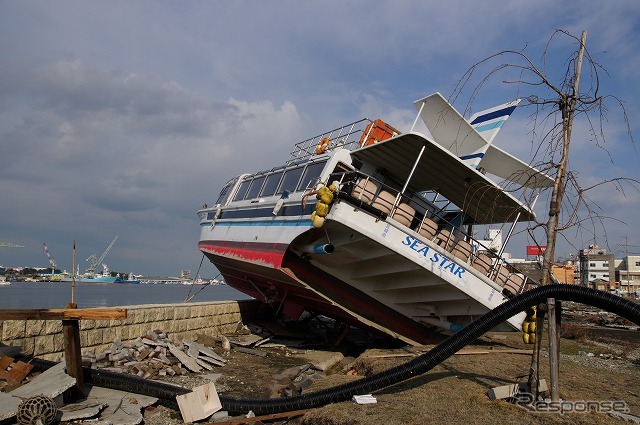 東日本大震災 塩釜…海の水があふれ、周囲に流れ出した