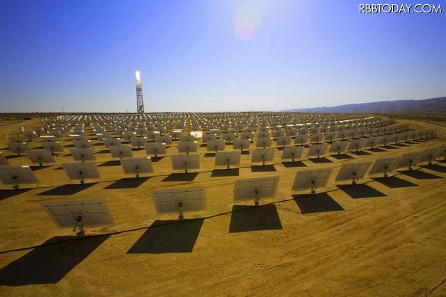 カリフォルニア州のモハーヴェ砂漠にて建設中の太陽熱発電所 カリフォルニア州のモハーヴェ砂漠にて建設中の太陽熱発電所