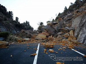 崩落した岩塊が下り線全線をふさいでいる状況