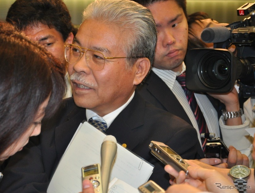 会見後、報道陣の取材に応じるトヨタ新美篤志副社長