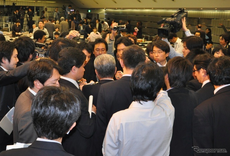 会見後、報道陣の取材に応じるトヨタ新美篤志副社長