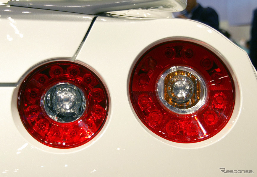 市光工業はGT-R用LEDテールレンズのほか、ドアミラーの生産も行っている
