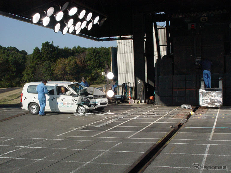 【自動車アセスメント2003】大破する車体、飛び散る部品