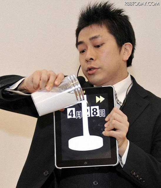 iPadマジックを披露する内田氏 iPadマジックを披露する内田氏