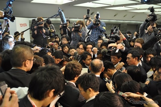報道陣に囲まれるトヨタ小澤副社長