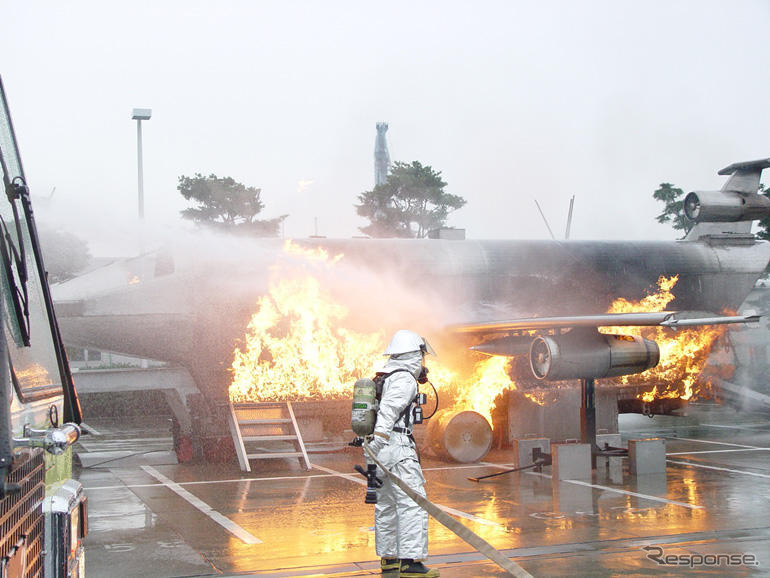 【東京国際消防防災展】備えあれば……航空機火災訓練