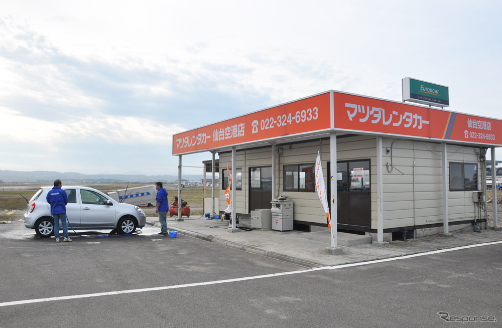マツダレンタカー仙台空港店。店舗のすぐ隣に設置されていたトラックの荷台は20m近く移動してしまっている