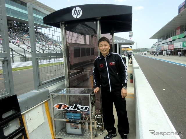日本ヒューレット・パッカード（株）をメインスポンサーに迎えたリアル・レーシング（ドライバーは新人・小林崇志）は、ピットウォールのコマンドポストの電源を屋根からのソーラーパワーで得る試みを実施中。「こういう時代ですから、いろいろ考えていかないとね」と金石勝智監督