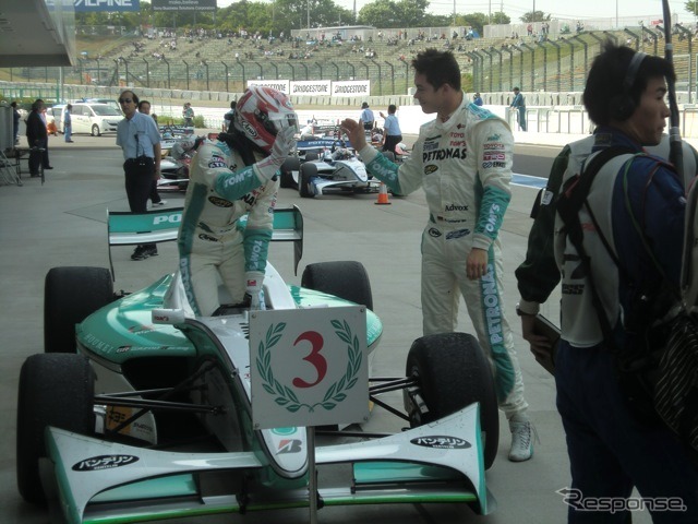トムスの1-3フィニッシュ。3位の中嶋一貴（左）と優勝のロッテラーが握手