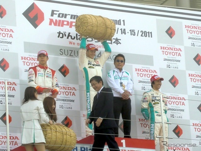 今季開幕戦を制したのはロッテラー（中央）。右隣は舘信秀トムス監督、3位の同僚・中嶋一貴（右）も笑顔。2位は小暮卓史（左）