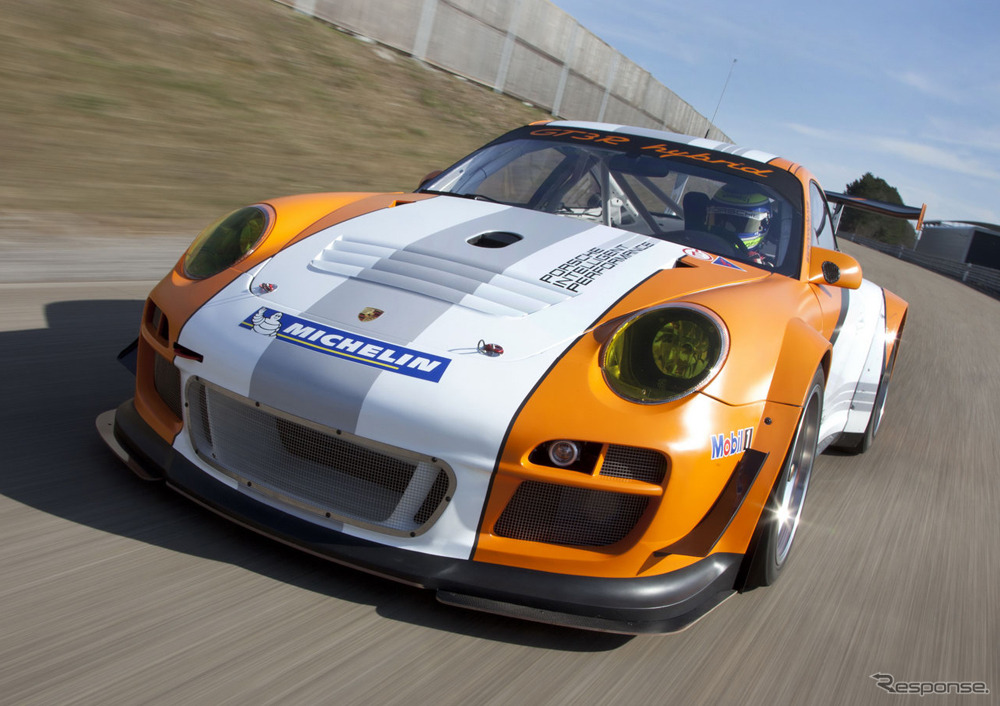 ポルシェはKERSの技術を応用したハイブリッド車でレースに参戦している。（911GT3 Rハイブリッド バージョン2.0）