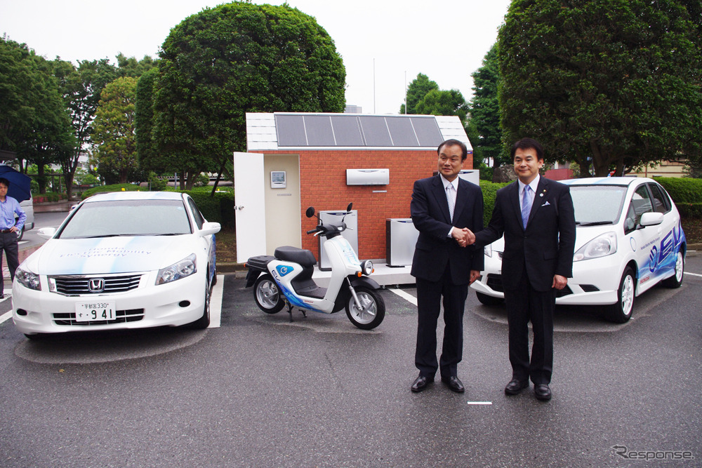 伊東社長（左）と清水さいたま市長（右）