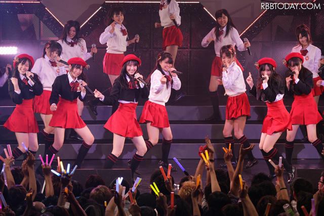 SKE48の第4期生16名が初お披露目……新メンバーはこんな娘たち！ ツアーでの赤組のステージ