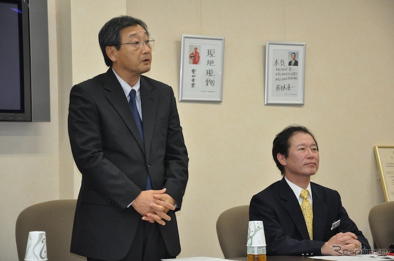 トヨタ東京自動車大学校の杉山校長（左）と松浪副校長