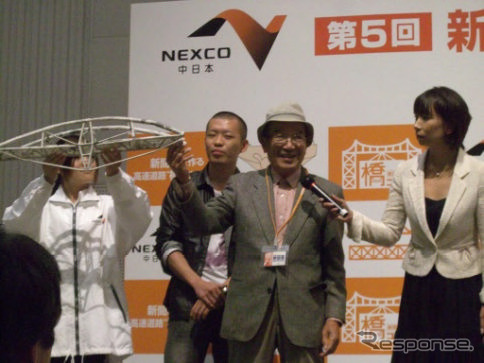 新聞紙で作る高速道路（橋）コンテスト（写真：2010年大会の様子）