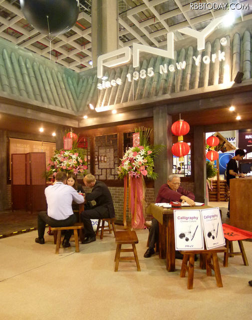 開催地を最大限に意識するあまり書道家の先生（右）まで配置 開催地を最大限に意識するあまり書道家の先生（右）まで配置