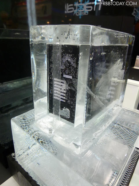 次世代のPCケースは冷却ファンいらずの氷か？ 次世代のPCケースは冷却ファンいらずの氷か？