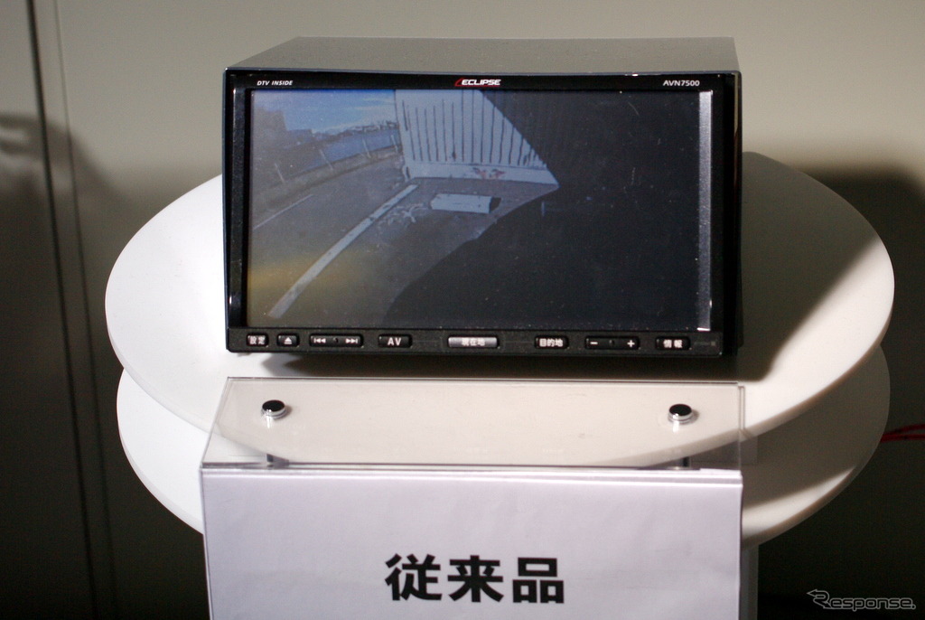 従来機種は影が黒つぶれしており、そこに何があるか判別できない