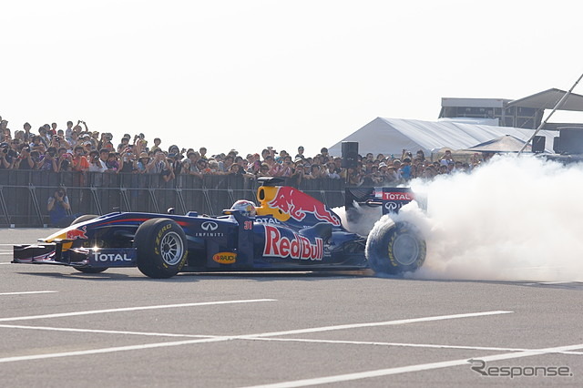 4日に行われたレッドブルF1のショーラン。レットブル契約アスリートによるアクロバット飛行も行われている。