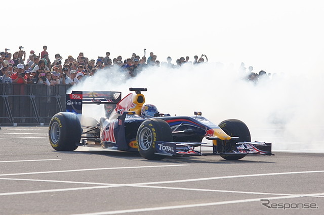 4日に行われたレッドブルF1のショーラン。レットブル契約アスリートによるアクロバット飛行も行われている。