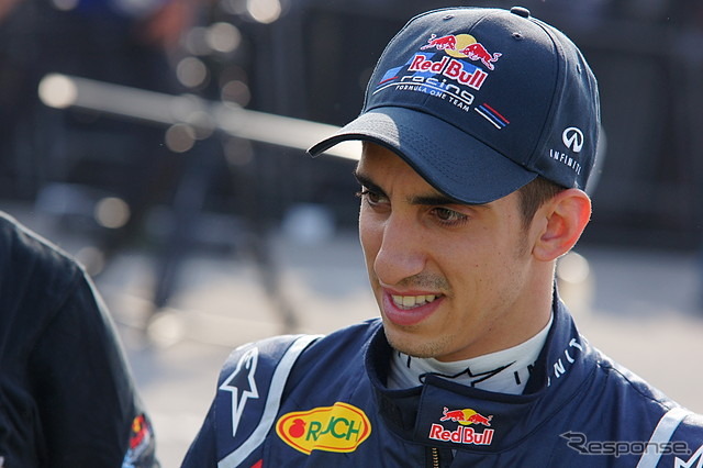4日に行われたレッドブルF1のショーラン。レットブル契約アスリートによるアクロバット飛行も行われている。