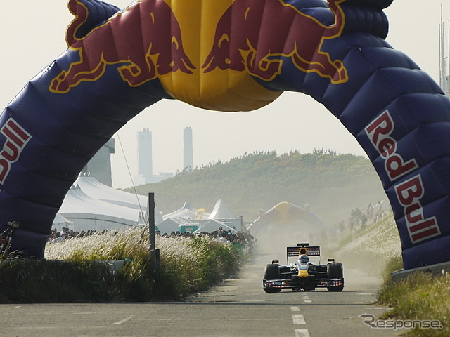 4日に行われたレッドブルF1のショーラン。レットブル契約アスリートによるアクロバット飛行も行われている。