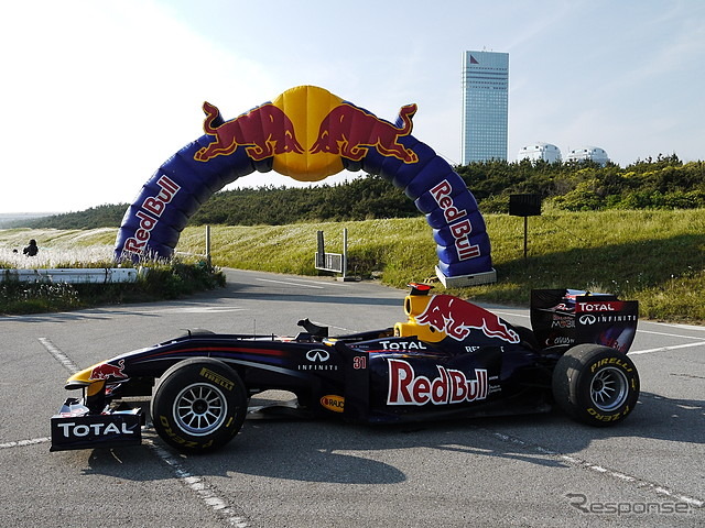 4日に行われたレッドブルF1のショーラン。レットブル契約アスリートによるアクロバット飛行も行われている。