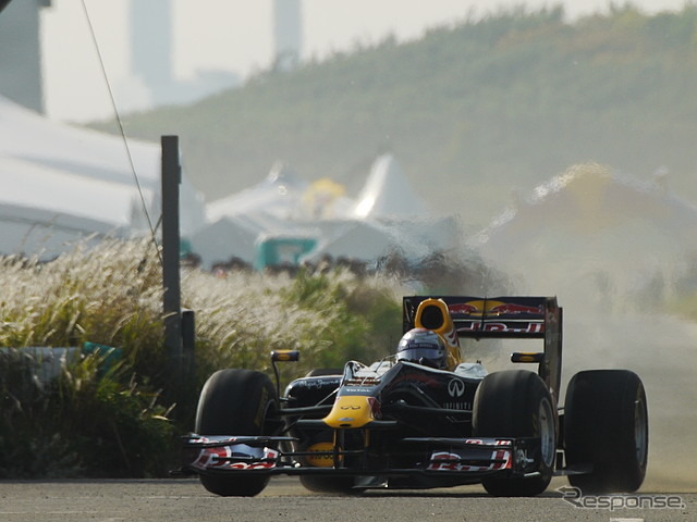 4日に行われたレッドブルF1のショーラン。レットブル契約アスリートによるアクロバット飛行も行われている。