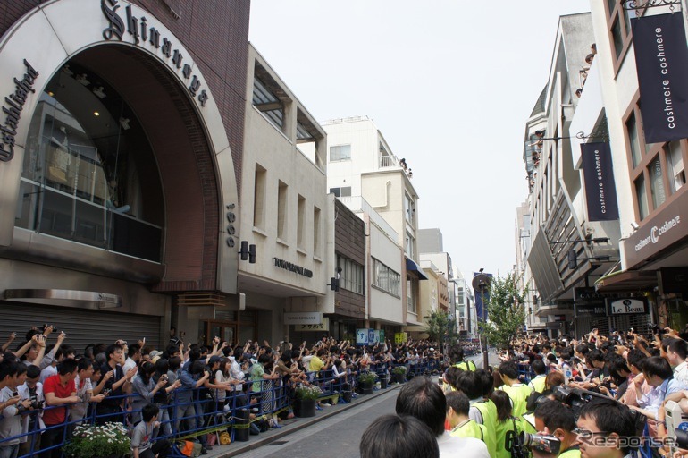 横浜元町でF1マシンが公道走行…観客1万1000人集まる