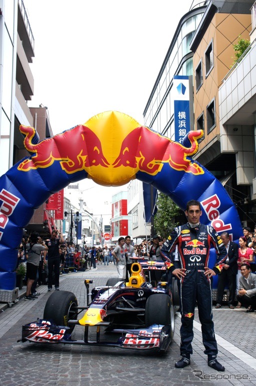 ［写真蔵］日本初、横浜元町でF1マシンが公道走行