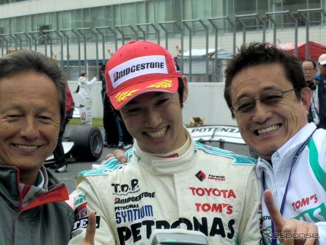 Fニッポン第2戦オートポリスで初優勝した中嶋一貴（中央）。