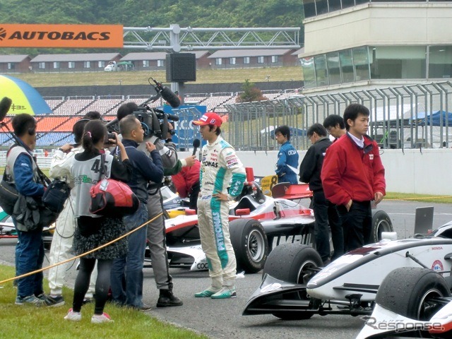 元F1ドライバーの勝利に、メディアも殺到。