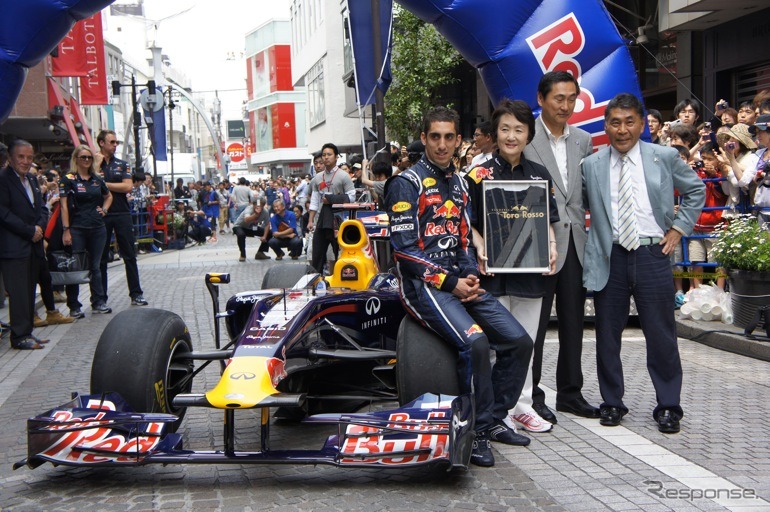 公道でのショーランは日本初。レッドブルのF1マシンが横浜の街を駆け抜けた。