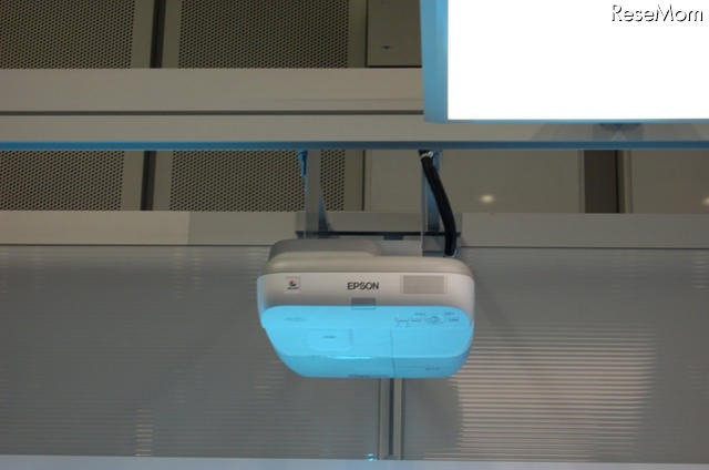 【NEE2011】未来のICT学習空間で内田洋行が模擬授業 スマートインフィルを使えばプロジェクタの設置も用意に行えるそうだ