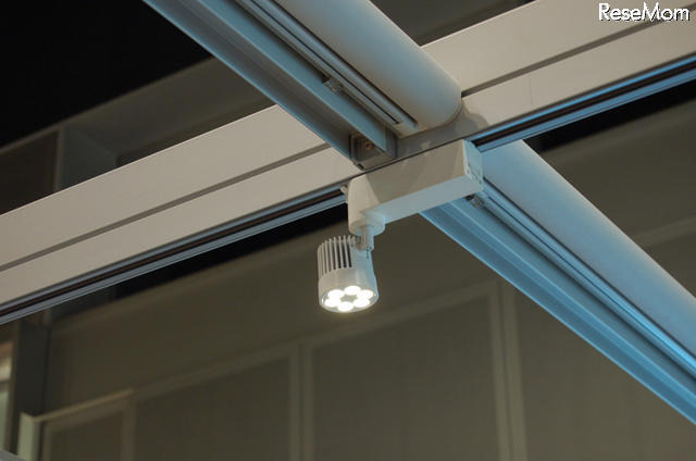 【NEE2011】未来のICT学習空間で内田洋行が模擬授業 LED照明も自由に設置可能