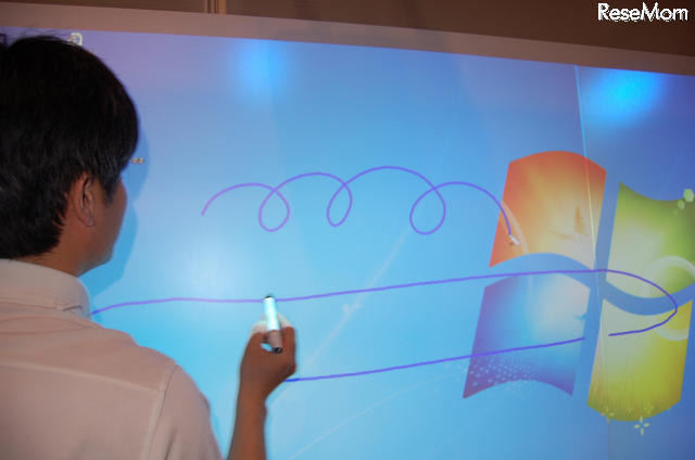 【NEE2011】未来のICT学習空間で内田洋行が模擬授業 ペンで線を記入