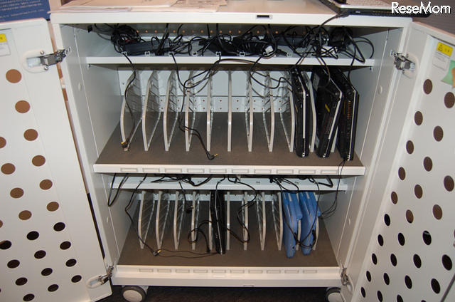 【NEE2011】未来のICT学習空間で内田洋行が模擬授業 ノートPC充電保管庫