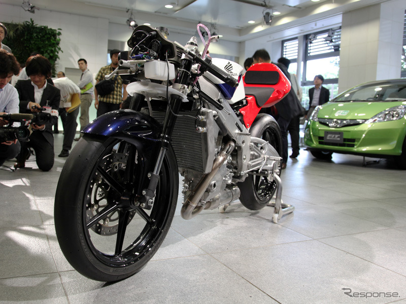【ホンダ NSF250R 発表】Moto3用レーサーバイクを12月に発売