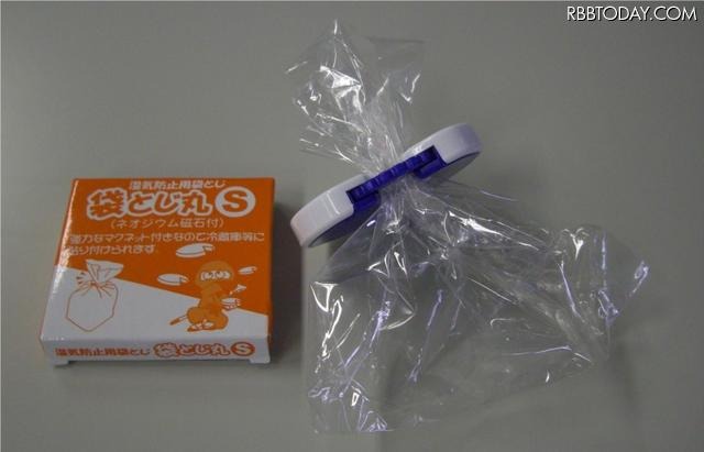 湿気防止用袋とじ「袋とじ丸S」。マグネット付きなので冷蔵庫等に貼り付けることができる（三菱電機）
