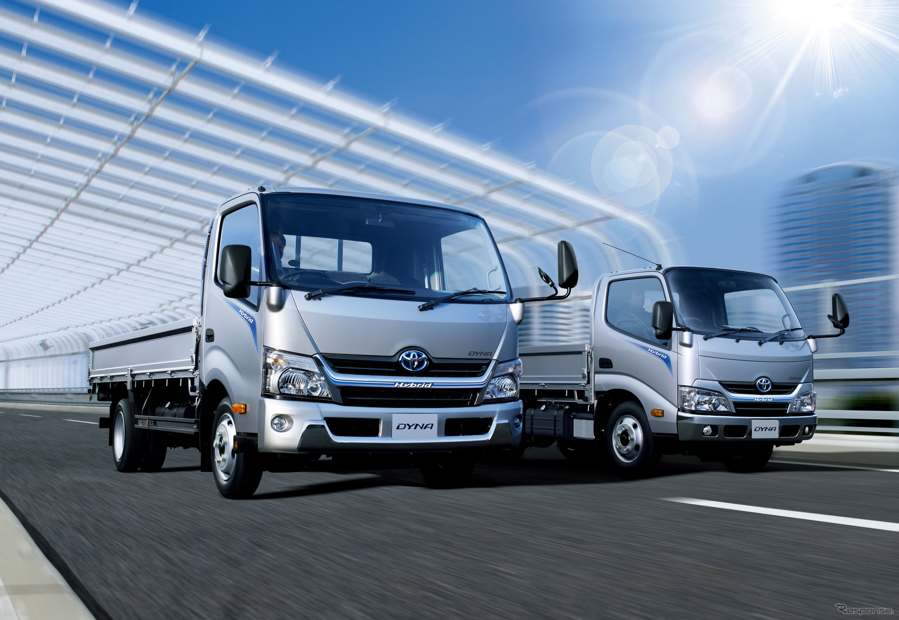 トヨタ （左）：カーゴ ワイドキャブ ロングデッキ フルジャストロー 2.0トン積 ディーゼルハイブリッド車 Gパッケージ装着車 （右）：カーゴ 標準キャブ 標準デッキ フルジャストロー 2.0トン積 ディーゼルハイブリッド車Gパッケージ装着車