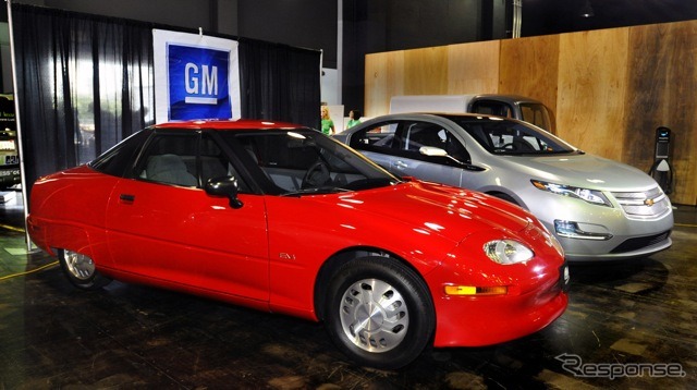 EV1（赤）とシボレー・ボルト（銀。2008年のイベント）。EV1はブランド名無しのGM EV1、つまり全GMプロジェクトという位置づけだった。