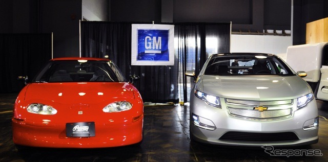 EV1（赤）とシボレー・ボルト（銀。2008年のイベント）。EV1はブランド名無しのGM EV1、つまり全GMプロジェクトという位置づけだった。