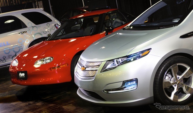 EV1（赤）とシボレー・ボルト（銀。2008年のイベント）。EV1はブランド名無しのGM EV1、つまり全GMプロジェクトという位置づけだった。
