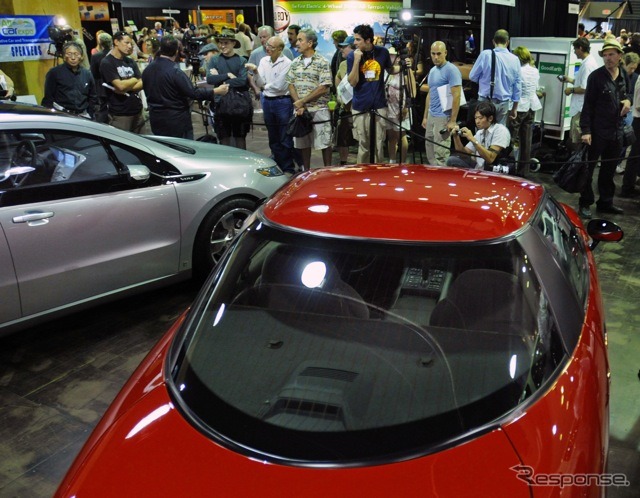 EV1（赤）とシボレー・ボルト（銀。2008年のイベント）。EV1はブランド名無しのGM EV1、つまり全GMプロジェクトという位置づけだった。