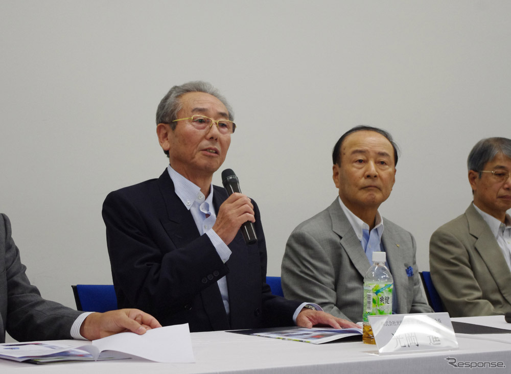 光岡自動車の光岡進会長（左）とユアサM&Bの松田憲二社長（右）